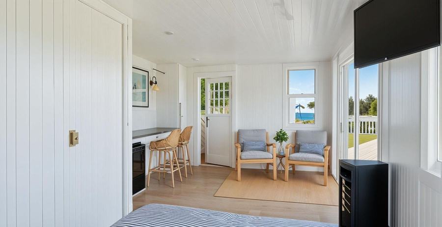 Sitting area toward the harbor