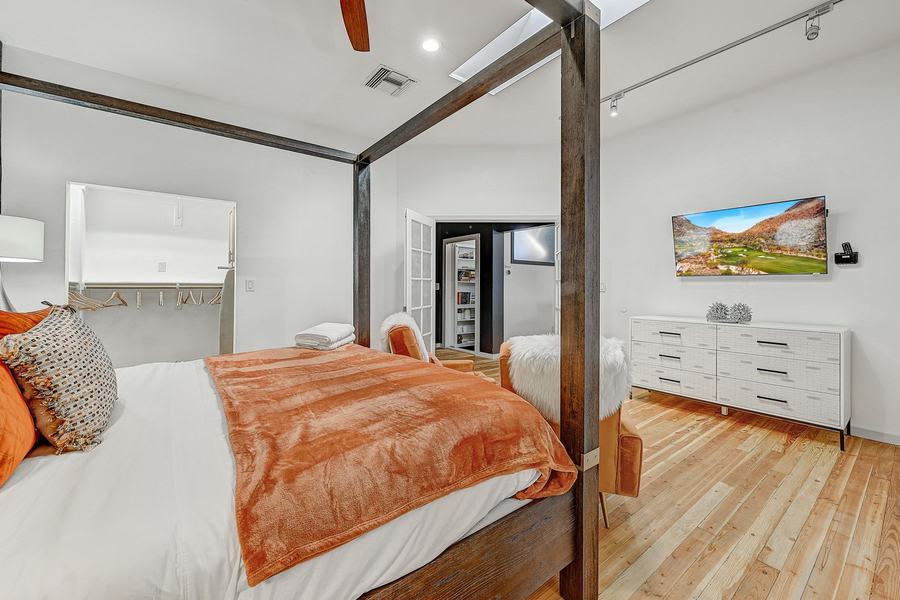 Suite, canopy bed