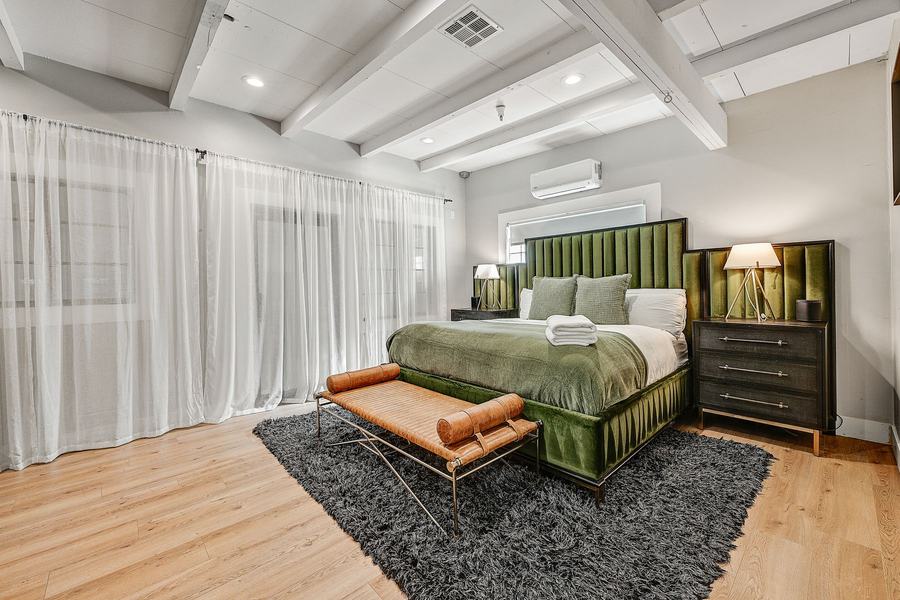 Suite, green velvet