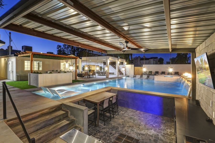 Swim-up bar